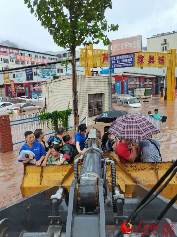 人民網(wǎng)報道：“我們是附近修路的央企，莫慌！”                                                                                                                                                                                             