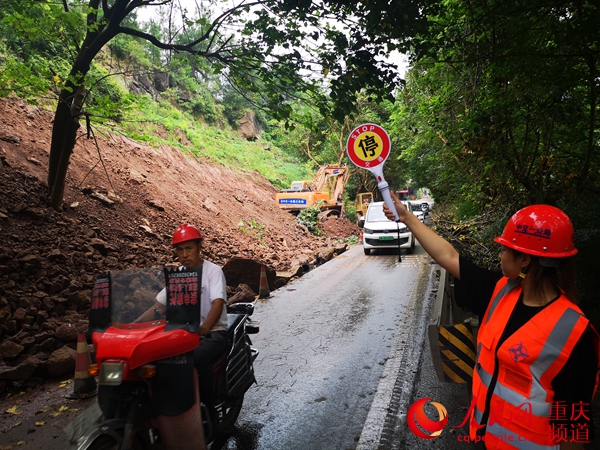 人民網(wǎng)報(bào)道：中交一公局三公司緊急搶通國道318線萬州段                                                                                                                                                                                    